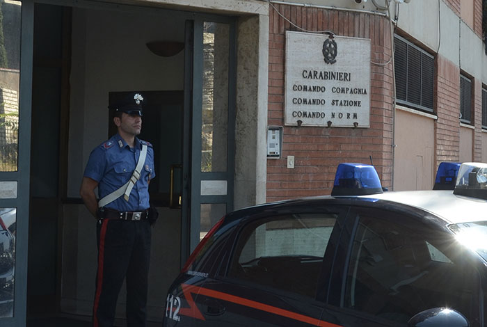 Coppia di ladri con una bambina, sorpresi a rubare profumi