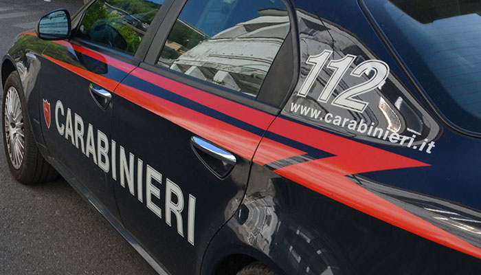 Estorsione aggravata: minaccia la titolare con una pistola finta, 50enne in manette