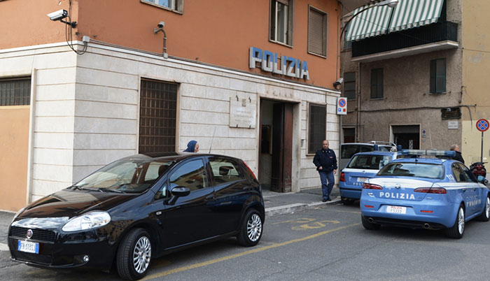 Pretende i soldi per la droga, prende a calci la porta dei clienti