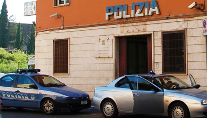 Va dallo spacciatore con il figlio, donna denuncia il marito