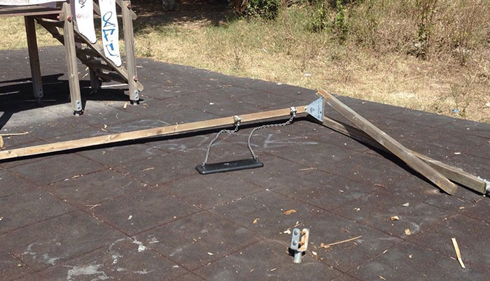 Vandali in azione a Castel Madama, presi di mira parchi ed edifici