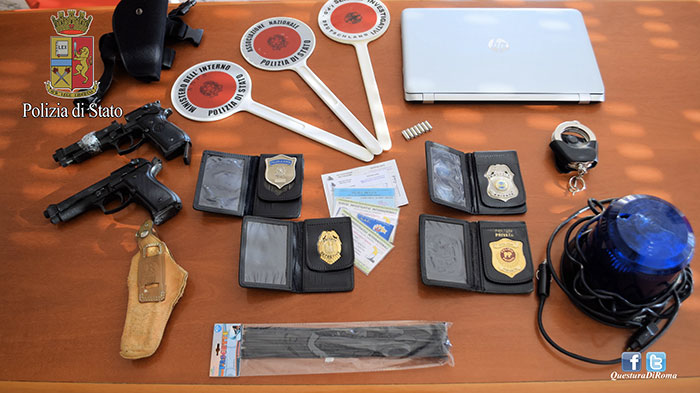 Finto poliziotto minaccia la ex, “quelli veri” in casa gli trovano kit da agente
