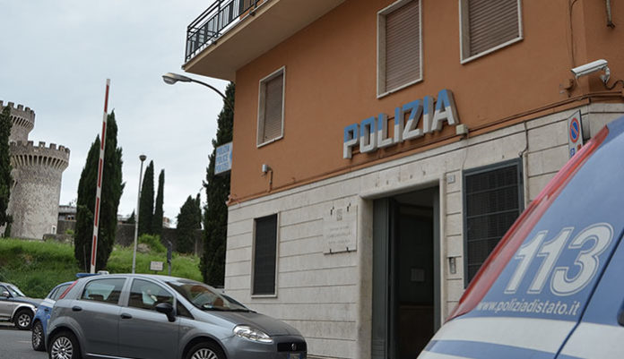 Rapina ad un distributore di sigarette, lo chiudono nel furgone e fuggono con la refurtiva