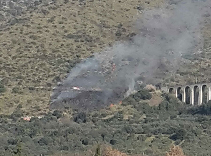 Incendio a Quintiliolo, interrotta via Quintilio Varo e provinciale Marcellina