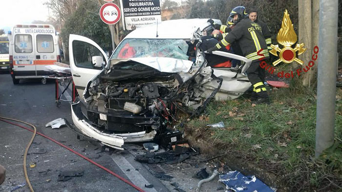 Incidente sulla Maremmana Inferiore, grave un ragazzo di Villa Adriana