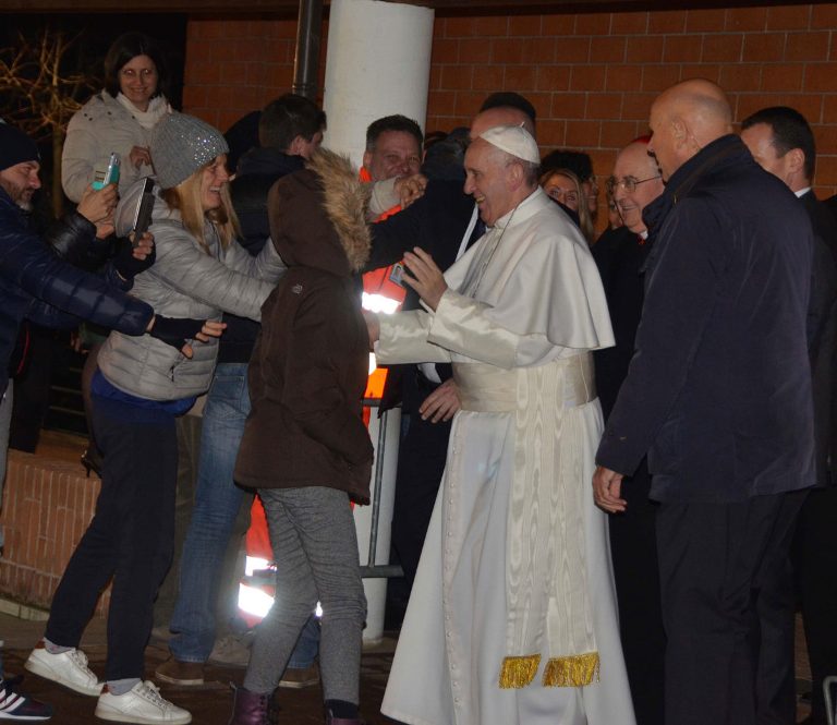 Il Papa a Setteville, ai giovani: “No ai cristiani pappagallo”. Nell’omelia: “No alle chiacchiere”