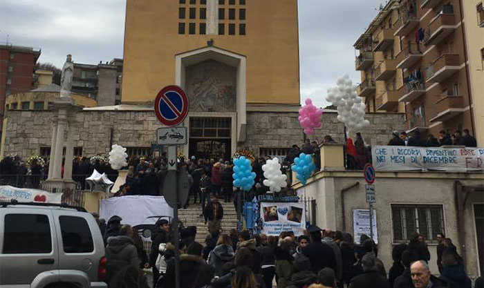 Funerali dei due ragazzi di Tivoli: una folla commossa gli ha tributato l’ultimo saluto