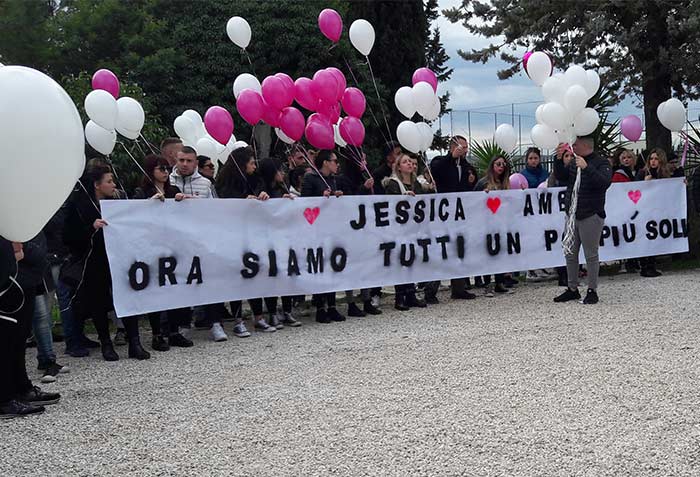 Funerali delle due ragazze di Guidonia: chiesa gremita e tanta commozione per l’ultimo saluto