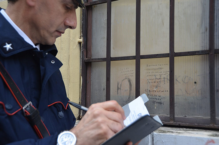 Professore poeta a Tivoli. Docente scrive sui muri dicendo che sono poesie