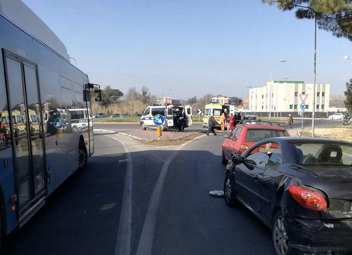 Tamponamento sulla Tiburtina, tre auto e cinque feriti nei pressi della rotatoria dell’Ihg