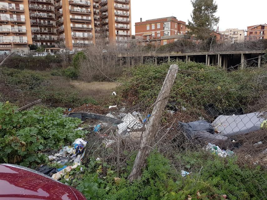 Degrado a Setteville tra buche e discariche abusive