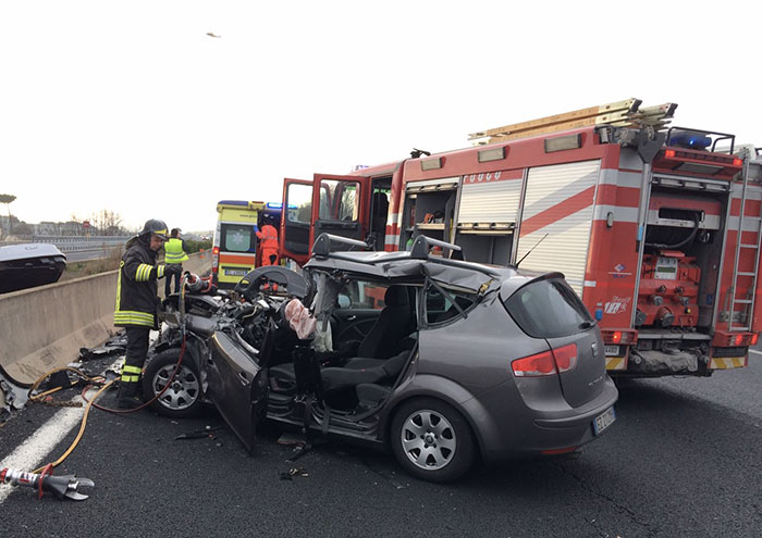 Incidente autostradale a Guidonia, macchina si schiata sull’A1