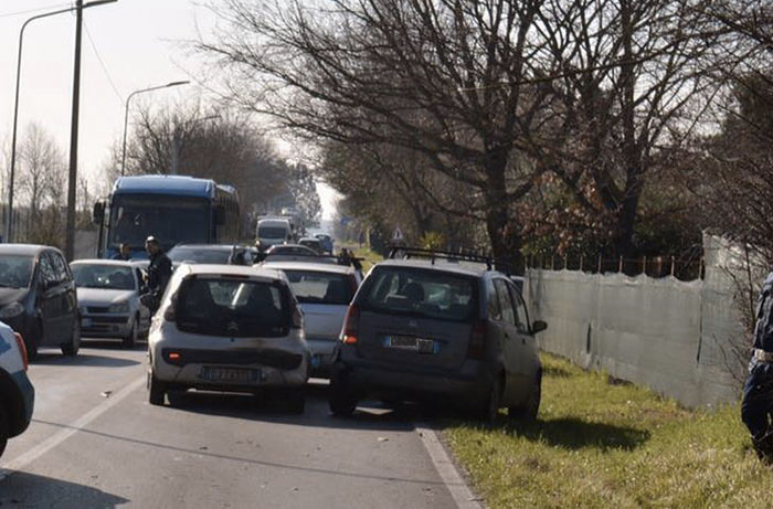 Incidente sulla Maremmana, giovedì mattina tamponamento tra 4 auto. 5 feriti