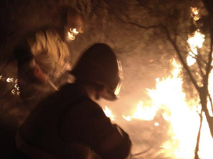 Incendio a Monte Ripoli, fiamme nel tardo pomeriggio. Quinto rogo in due mesi