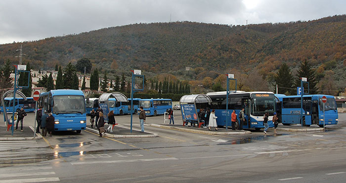 Vandali sul cotral, giovani teppisti danno fuoco ai sedili sulla Tivoli-Roma
