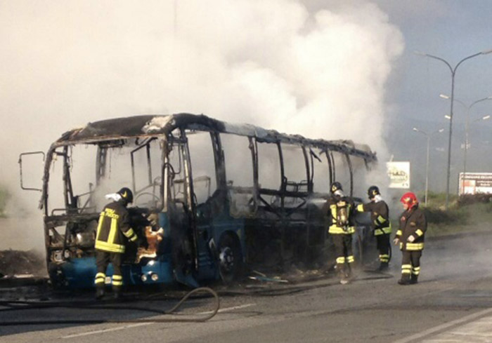 Bus Cotral fuori uso, un pullman distrutto dal fuoco ed un mezzo fermo sull’A24