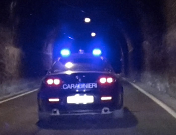 Ubriaco provoca incidente, poi cerca di entrare a forza in un’altra macchina. Caos sulla Palombarese