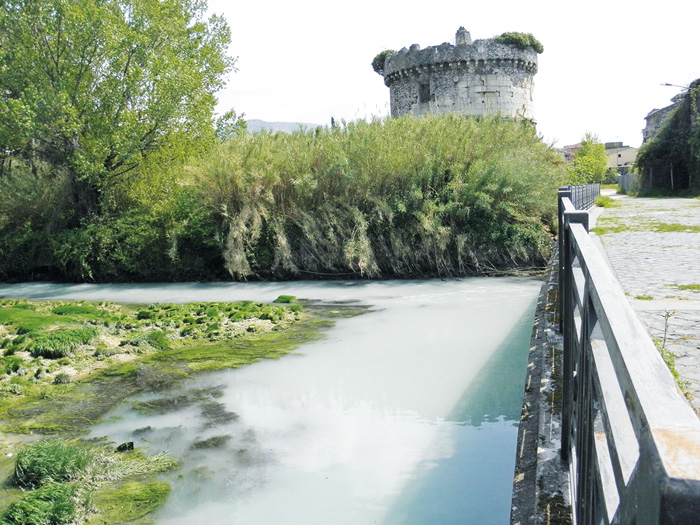 L’Aniene a Ponte Lucano diventa bianco: cosa finisce in acqua?