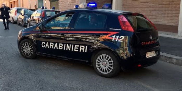 Abbandona la figlia in macchina per giocare alle slot: 30enne denunciata per abbandono di minore