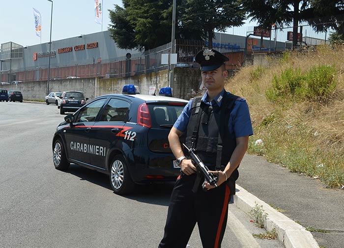 Lite per le fettuccine, a Pasquetta uomo picchia la compagna col matterello