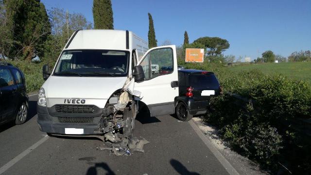 Scontro sulla Palombarese, un ferito