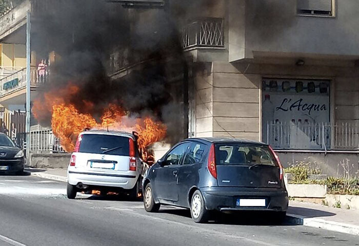 Tiburtina bloccata alle porte di Tivoli, auto in fiamme – FLASH –