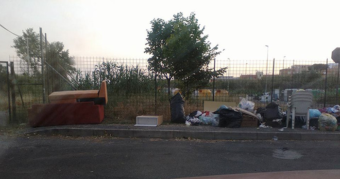 Pcp di via Orazio chiusa, dopo un giorno spuntano già i rifiuti davanti l’ingresso