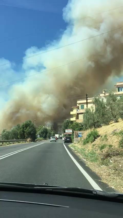 Video incendio a Tivoli CHIUSA la via TIburtina all’altezza della Guarda di Finanza