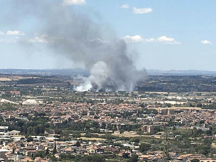 Baraccopoli in fiamme a Tivoli Terme, 8 baracche distrutte e 30 persone evacuate