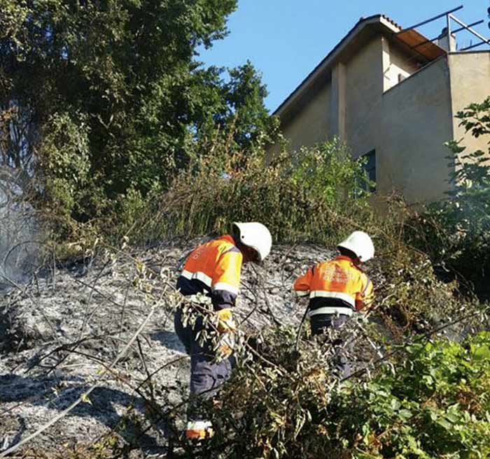 Incendio alle Piagge, le fiamme hanno lambito abitazioni ed il Convitto