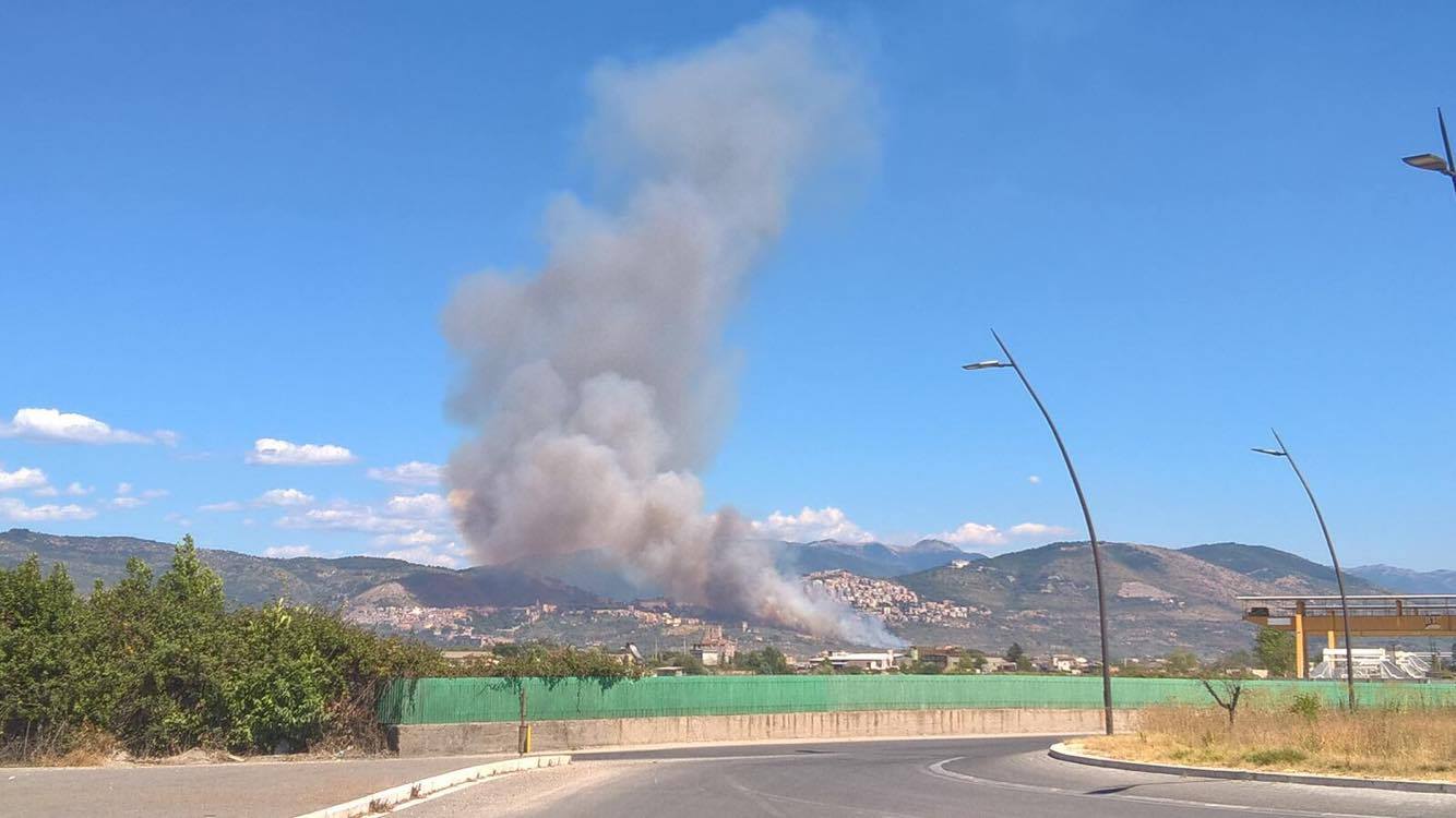 Incendio via tiburtina – CHIUSA al traffico la consolare di Tivoli