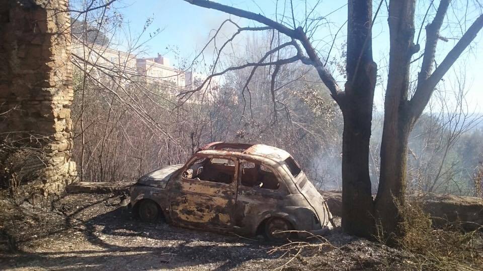 TIVOLI VASTO INCENDIO IERI POMERIGGIO. EVACUATA ANCHE UNA SCUOLA MATERNA. BAMBINI E INSEGNANTI OSPITATI DALLA POLIZIA DI STATO AL COMMISSARIATO.