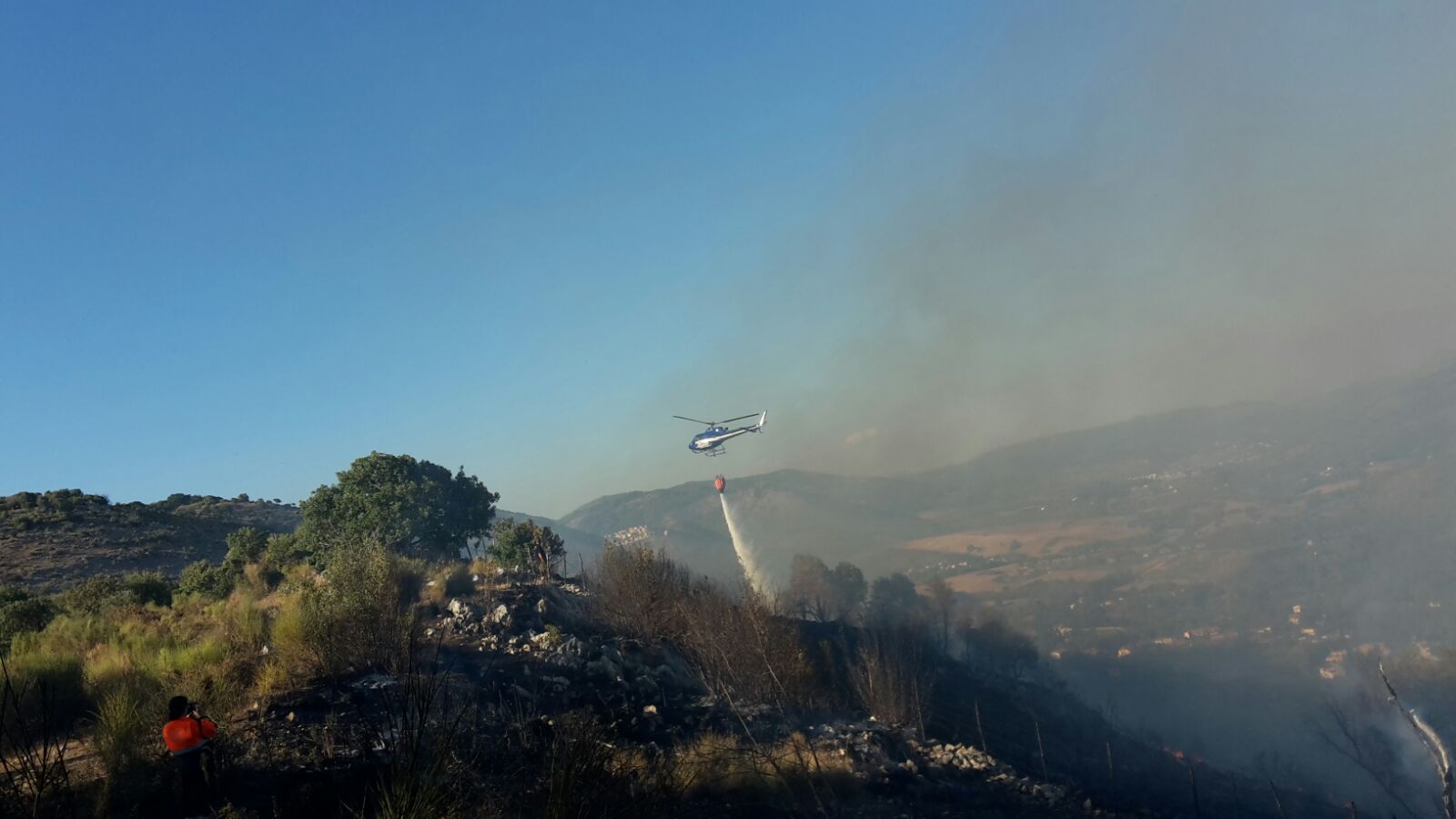 Incendio Tivoli, le foto della montagna complita dalle fiamme