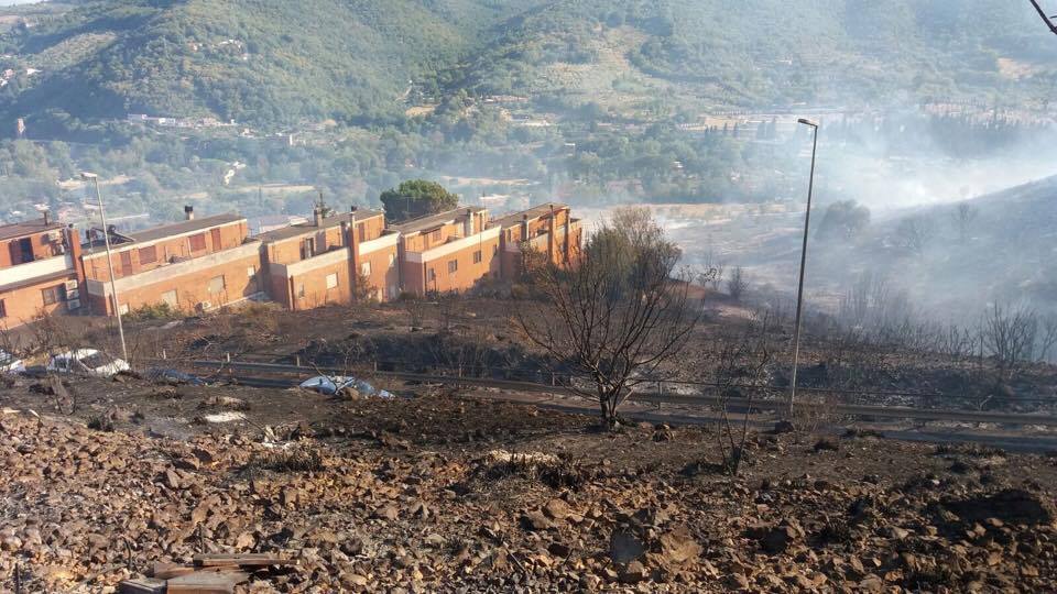 Incendio Tivoli, le foto della montagna complita dalle fiamme