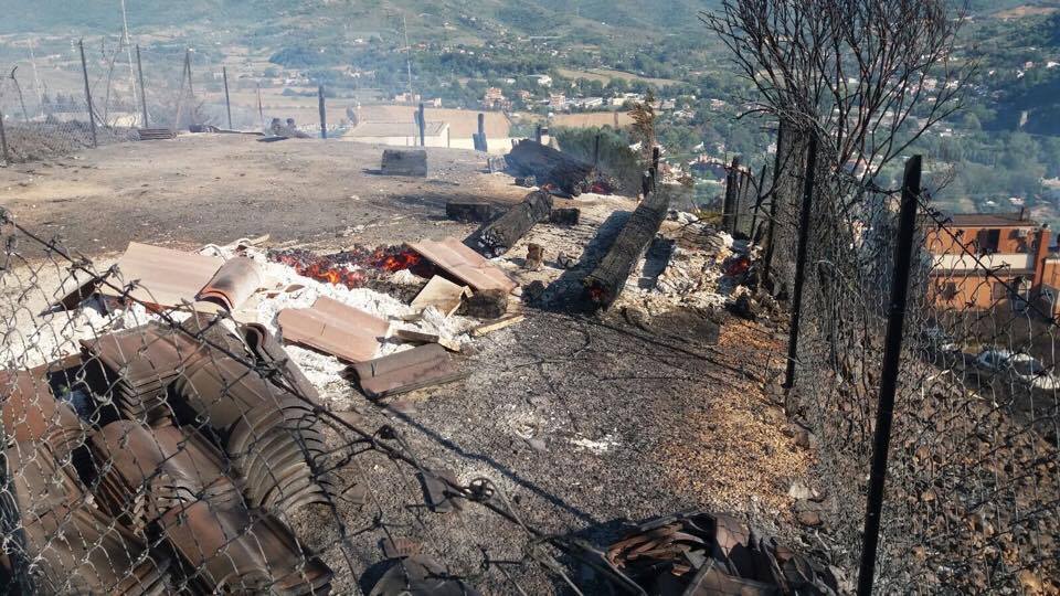 Incendio Tivoli, le foto della montagna complita dalle fiamme
