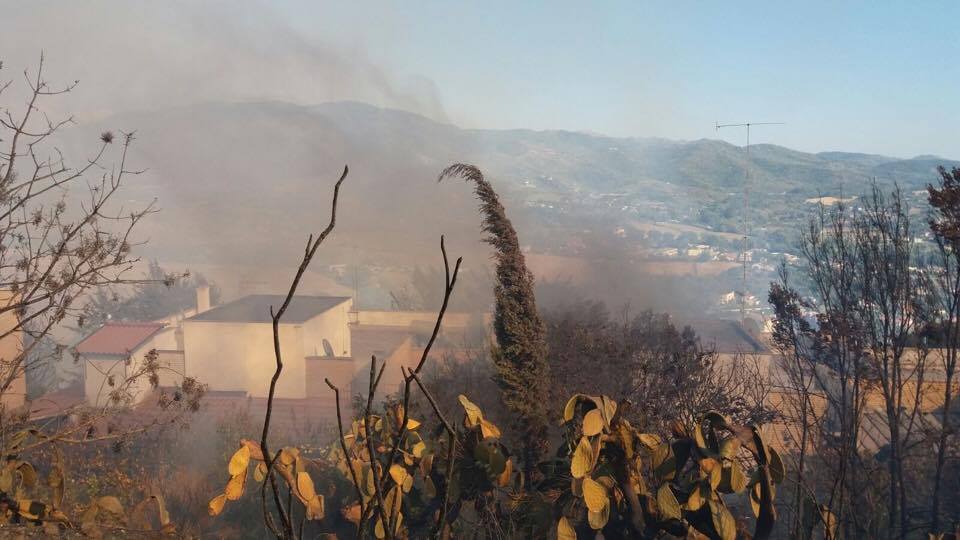 Incendio Tivoli, le foto della montagna complita dalle fiamme