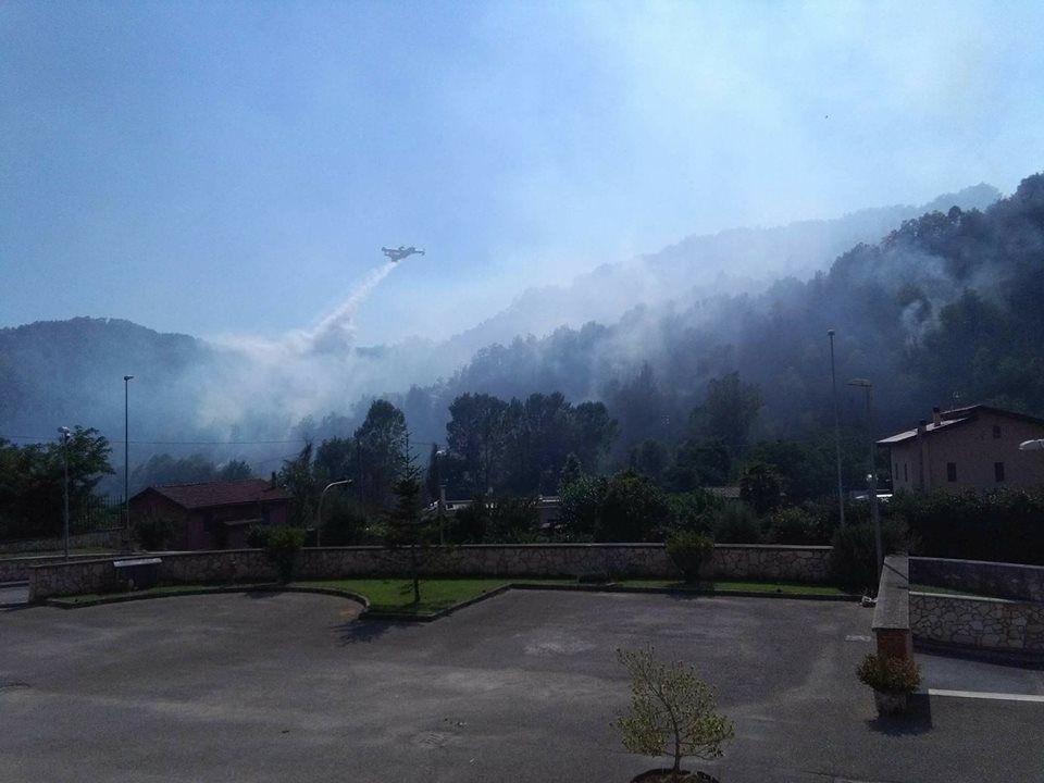 Domenica di fuoco nella valle dell’Aniene, elicotteri e canadair in azione