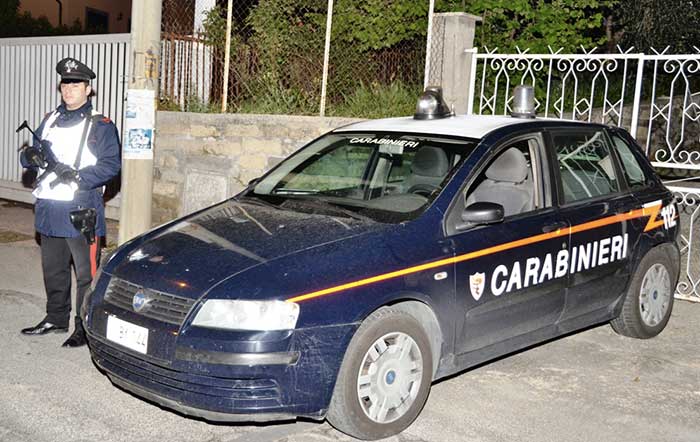 Cerca di bruciare la porta della madre, in manette un ragazzo di 19 anni