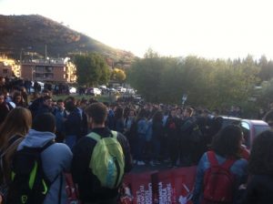 La manifestazione davanti allo Spallanzani