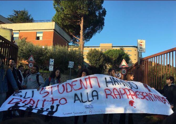 Manifestazione davanti il Liceo Scientifico di Tivoli