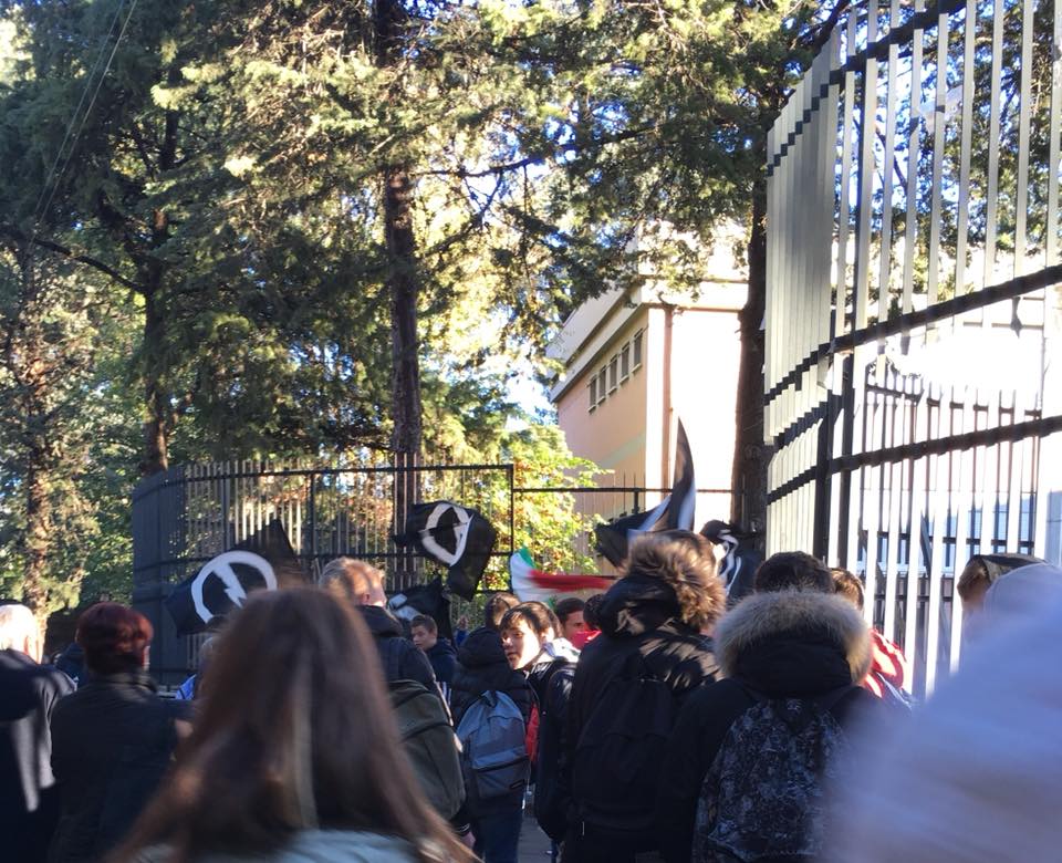 Sit-in del Blocco Studentesco davanti all’ITCG Enrico Fermi