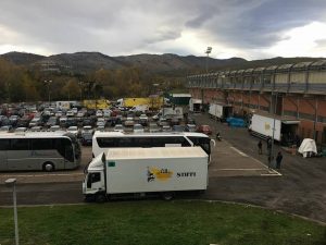 Paolo Sorrentino a Tivoli, la troupe nel piazzale della Città dello Sprt