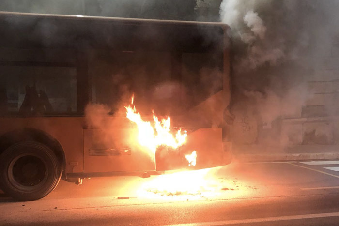 Autobus a fuoco sulla Tiburtina, un mezzo della Cat distrutto dalle fiamme