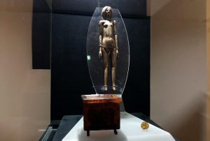 Due Mostre a Tivoli, la bambolina rinvenuta accanto alla tomba della Vestale Cossinia. Un reperto rarissimo, prezioso e delicatissimo