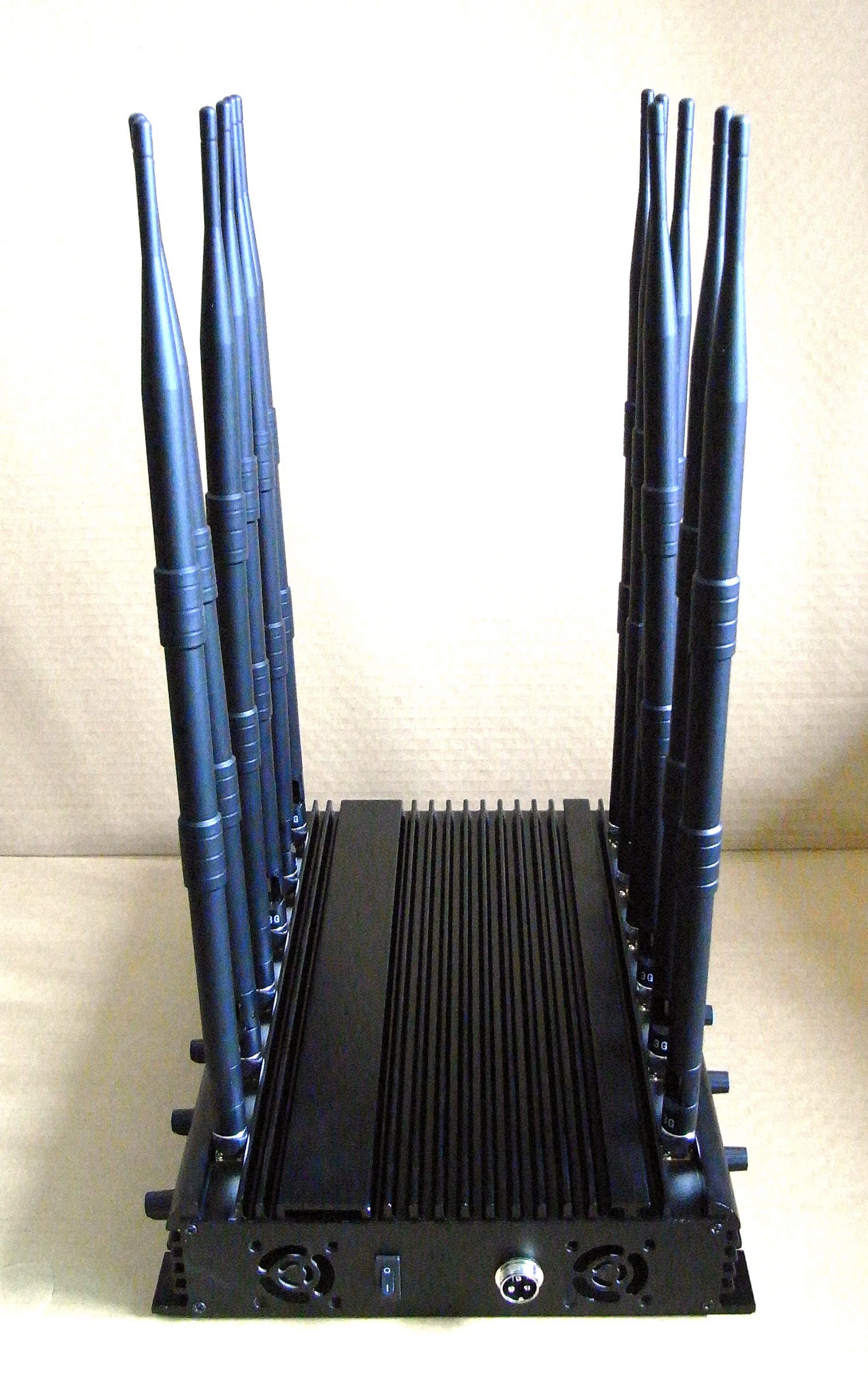 Arrestati tre uomini a Guidonia, usavano Jammer per azzerare le comunicazioni satellitari