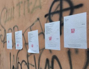 Le poesie affisse vicino l'Ospedale