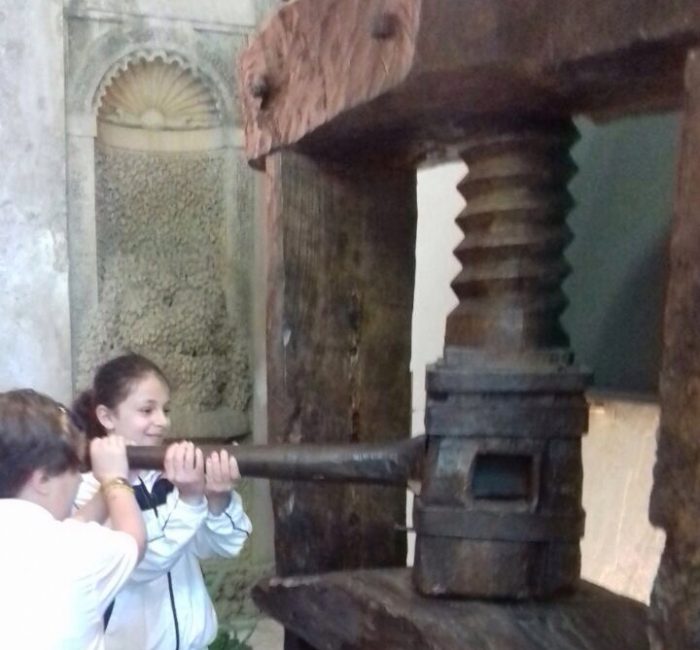 Studenti al lavoro con il torchio del museo del Libro di Villa d'Este