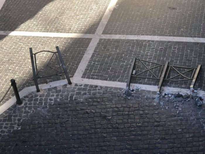 Paletti divelti in pieno centro, identificato il responsabile