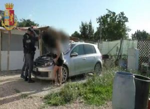 Controlli della polizia anche ai veicoli trovati nei campi abusivi