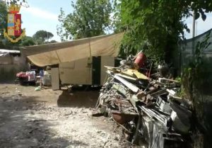 Tra l baracche trovate cataste di rifiuti e materiali ferrosi